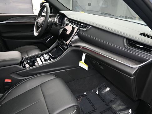 Used 2024 Jeep Grand Cherokee Overland w/ Luxury Tech Group IV image 51