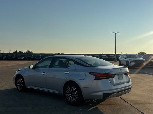 Certified 2025 Nissan Altima 2.5 SV FWD image 17