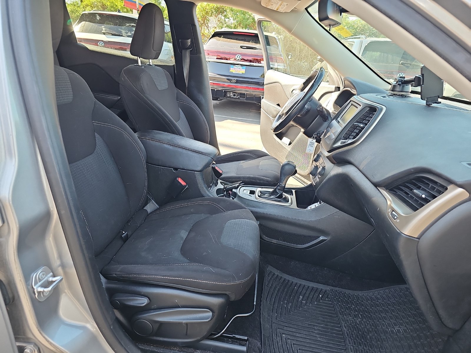 Used 2016 Jeep Cherokee Latitude FWD image 13