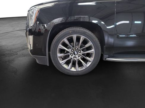 Used 2019 Cadillac Escalade Luxury w/ Escalade Sport Edition AWD/4WD image 9