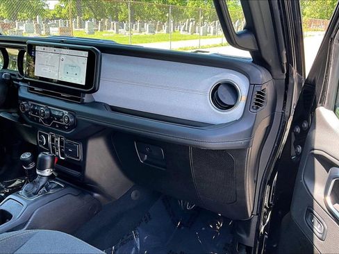 Used 2024 Jeep Wrangler Unlimited Sahara AWD/4WD image 15