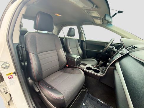 Used 2016 Toyota Camry SE FWD image 28