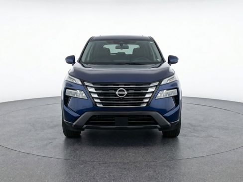 Used 2025 Nissan Rogue SV image 2