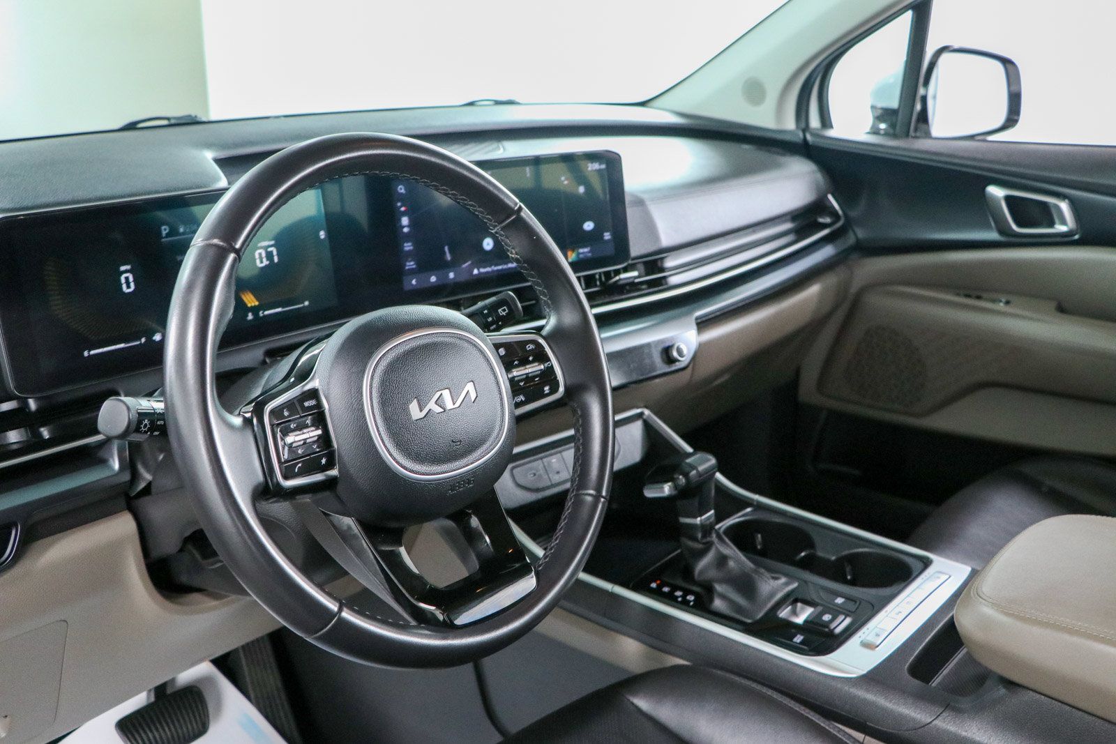 Used 2025 Kia Carnival FWD image 22