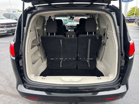 Used 2023 Chrysler Voyager LX FWD image 12