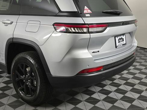 New 2025 Jeep Grand Cherokee Altitude image 13