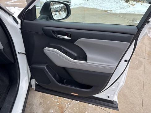 Used 2022 Toyota Highlander XLE image 33