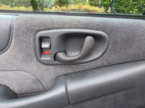 Used 2000 Chevrolet S10 Pickup LS w/ Preferred Equipment Group image 11