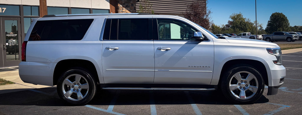 Used 2020 Chevrolet Suburban Premier AWD/4WD image 36
