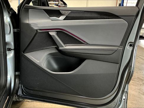 Used 2025 Volkswagen Tiguan SE w/ Panoramic Sunroof Package image 25