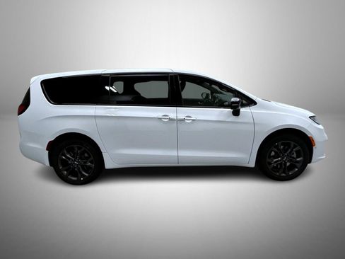 New 2026 Chrysler Pacifica Select image 4
