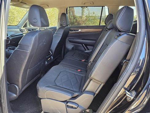 Used 2025 Volkswagen Atlas SE image 16
