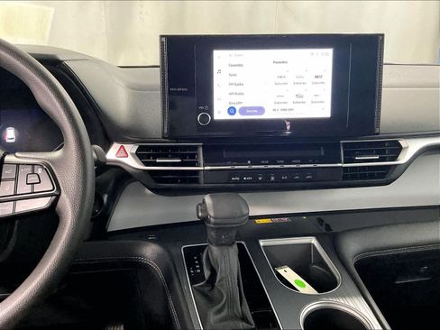 Used 2025 Toyota Sienna LE image 19