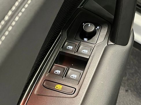 New 2025 Volkswagen Tiguan SE image 19