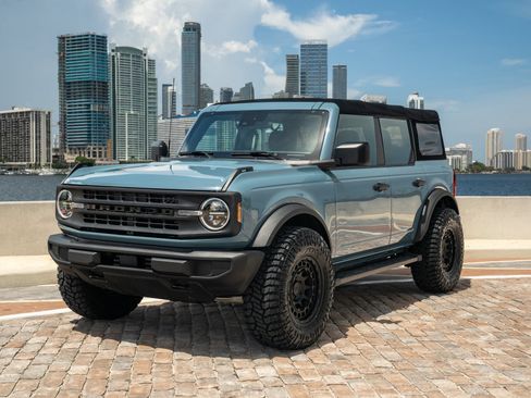 Used 2023 Ford Bronco 4-Door AWD/4WD image 2