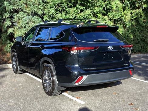Certified 2024 Toyota Highlander XLE image 10
