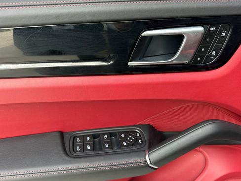 Certified 2023 Porsche Cayenne Platinum Edition image 12