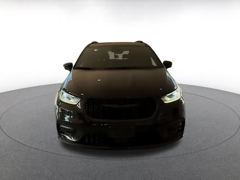 Used 2025 Chrysler Pacifica Limited FWD image 9