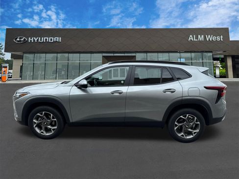 Used 2025 Chevrolet Trax LT w/ LT Convenience Package FWD image 8