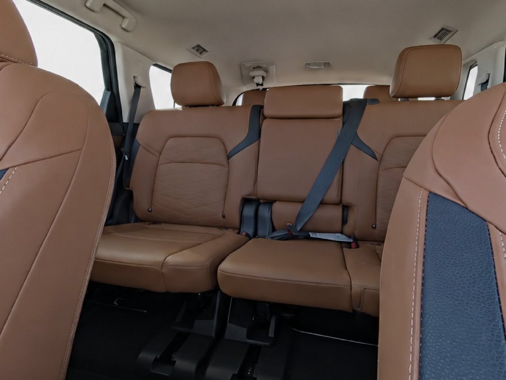 Certified 2025 Nissan Pathfinder Platinum w/ Cargo Package FWD image 26