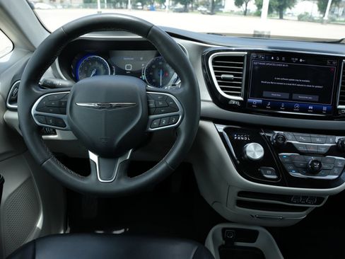 Used 2023 Chrysler Pacifica Touring-L FWD image 10