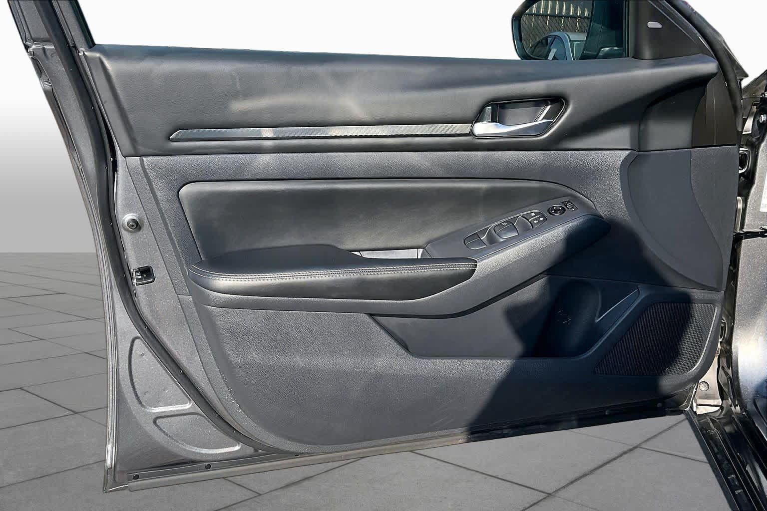 Used 2025 Nissan Altima 2.5 SV FWD image 21