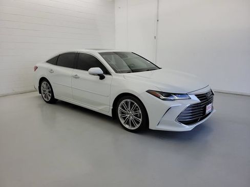Used 2021 Toyota Avalon Limited w/ Advanced Safety Package FWD image 4