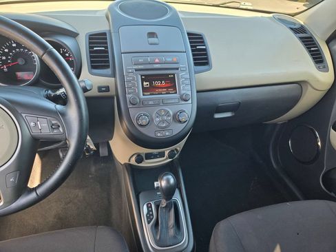 Used 2013 Kia Soul ! FWD image 20