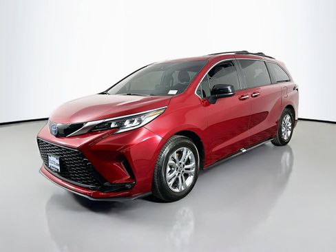 Certified 2023 Toyota Sienna XSE image 3