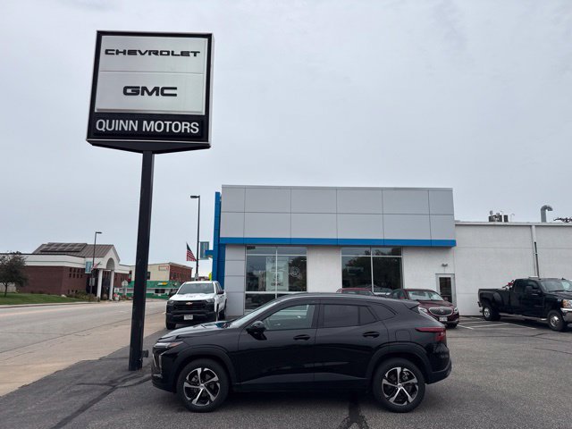 Used 2025 Chevrolet Trax RS w/ Sunroof Package FWD image 2