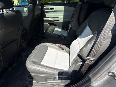 Used 2022 Ford Explorer XLT w/ Equipment Group 202A AWD/4WD image 11