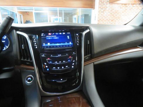 Used 2018 Cadillac Escalade Luxury AWD/4WD image 41