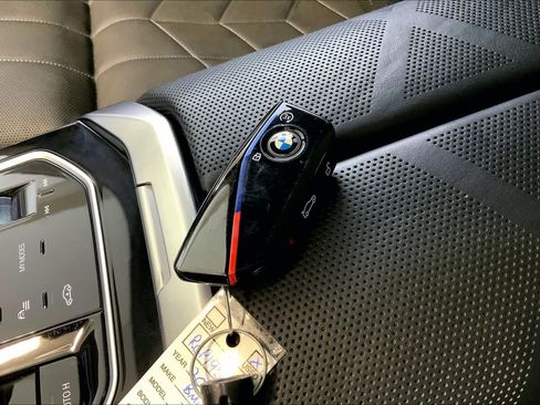 Used 2024 BMW i7 M70 AWD/4WD image 14