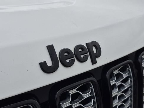 Used 2019 Jeep Grand Cherokee Altitude AWD/4WD image 9