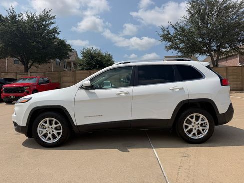 Used 2018 Jeep Cherokee Latitude Plus FWD image 3