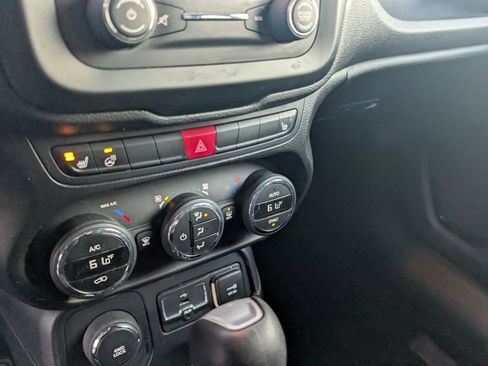 Used 2016 Jeep Renegade Latitude image 21