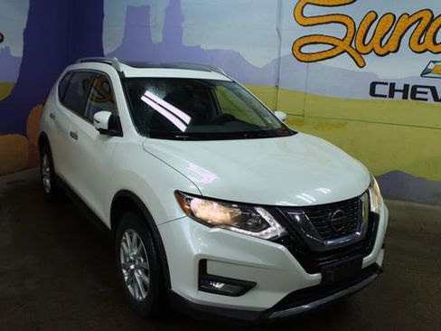 Used 2018 Nissan Rogue SV image 2