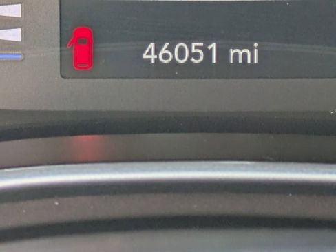 Used 2023 Chrysler Voyager LX image 25