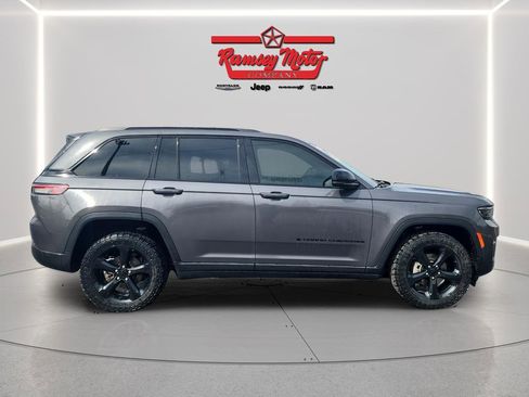 Used 2023 Jeep Grand Cherokee Altitude image 6