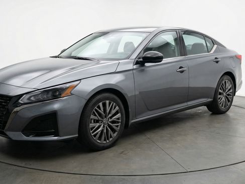 Used 2025 Nissan Altima 2.5 SV FWD image 3