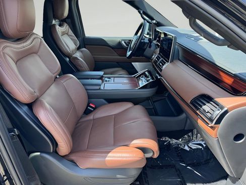 Used 2024 Lincoln Navigator Reserve image 28