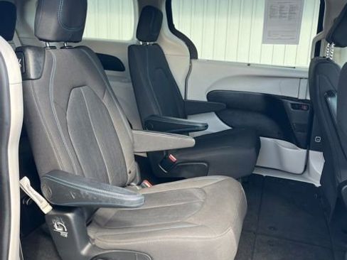 Used 2021 Chrysler Pacifica Touring FWD image 33