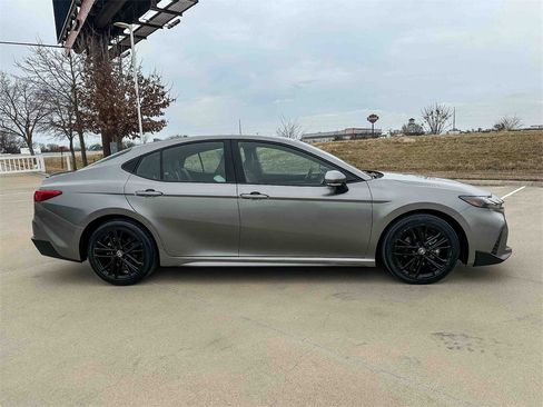 Used 2025 Toyota Camry SE image 2