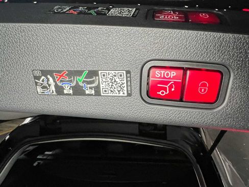 Used 2025 Mercedes-Benz GLC 350e 4MATIC image 17