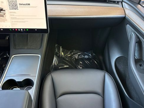 Used 2025 Tesla Model Y Long Range RWD image 32