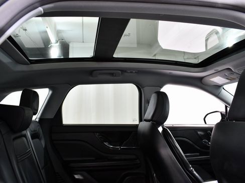 Used 2021 Lincoln Corsair AWD w/ Premium Package image 18