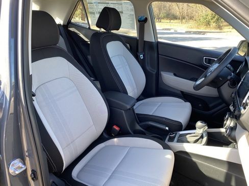 New 2025 Hyundai Venue SEL image 30