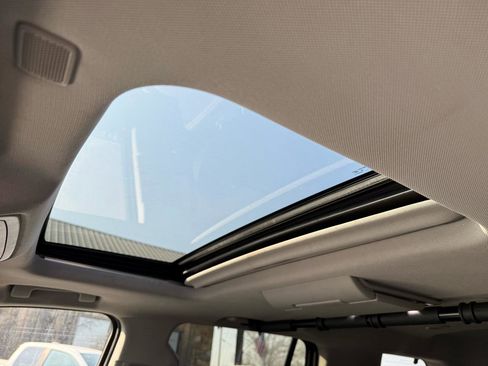 Used 2018 GMC Yukon SLT w/ Premium Edition image 8