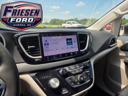 Used 2023 Chrysler Pacifica Touring-L FWD image 19