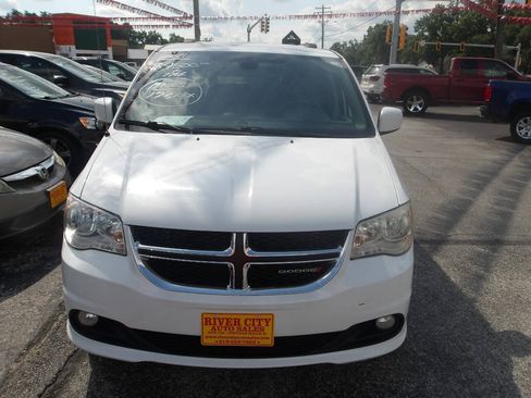 Used 2019 Dodge Grand Caravan SXT FWD image 2